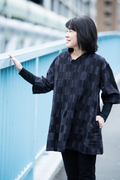 画像4: フリルブラウスレンガ道黒W巾 (4)