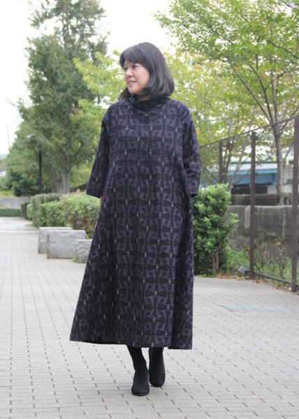 画像1: 立ち衿ワンピース糸車黒　グレー (1)
