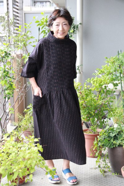 画像1: ピンタックワンピース（ななめ矢羽根茶） (1)