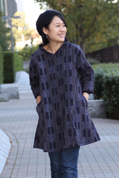 画像1: フリルブラウス七分袖（レンガ道グレー） (1)