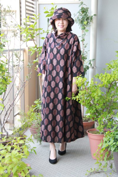 画像3: 立ち衿ワンピース亀甲茶 (3)