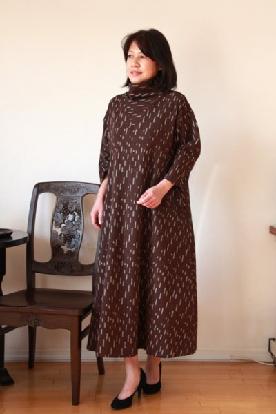 画像3: 立ち襟ワンピース（茶矢羽根くるみ色） (3)