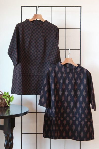 画像4: 横3本タックブラウス(ダイヤ柄茶） (4)