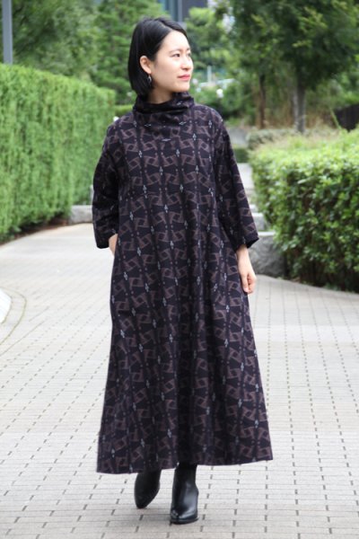 画像1: 立ち襟ワンピース　糸車茶 (1)