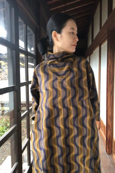 画像1: 立ち襟ワンピース（よろけ縞黄色） (1)