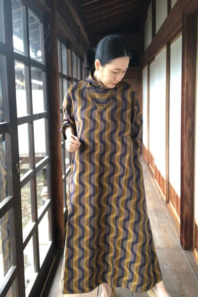 画像2: 立ち襟ワンピース（よろけ縞黄色） (2)