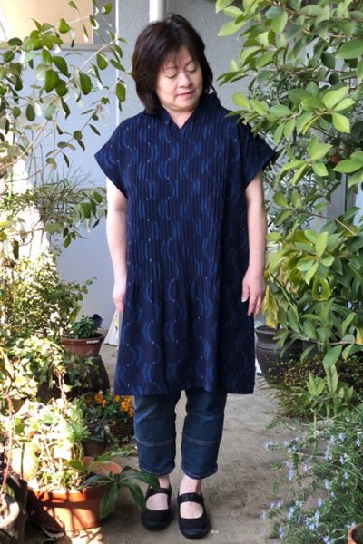 画像2: フリルブラウスフレンチゆったりサイズロング丈（波間の月） (2)