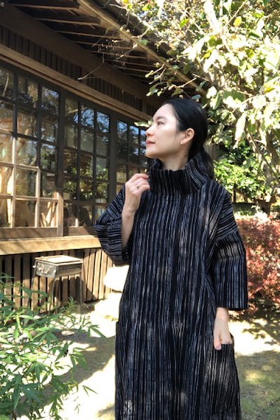 画像2: ピンタックワンピース（白樺やたら縞黒） (2)