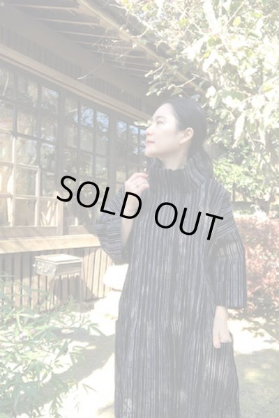 画像2: ピンタックワンピース（白樺やたら縞黒） (2)