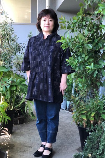 画像2: フリルブラウスレンガ道黒W巾 (2)