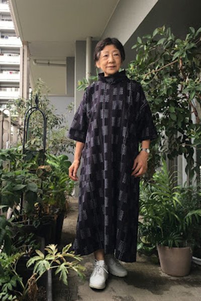 画像1: ロール衿ワンピース（レンガ道黒） (1)