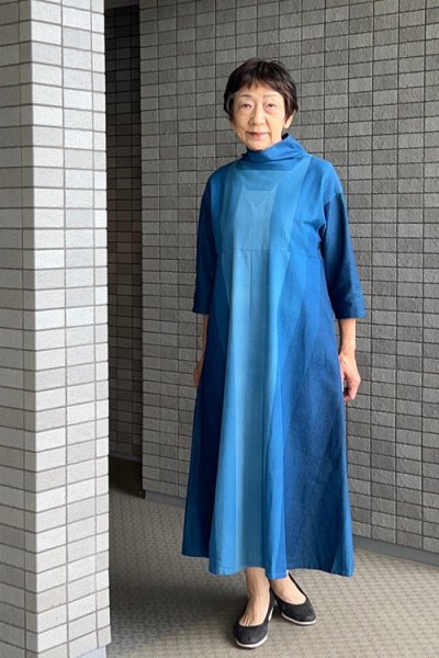 画像1: 立ち襟ワンピース（本藍ブルーグラデーション） (1)