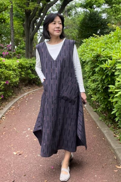 画像2: ジャンパースカートスリット遊び(矢羽根灰茶) (2)