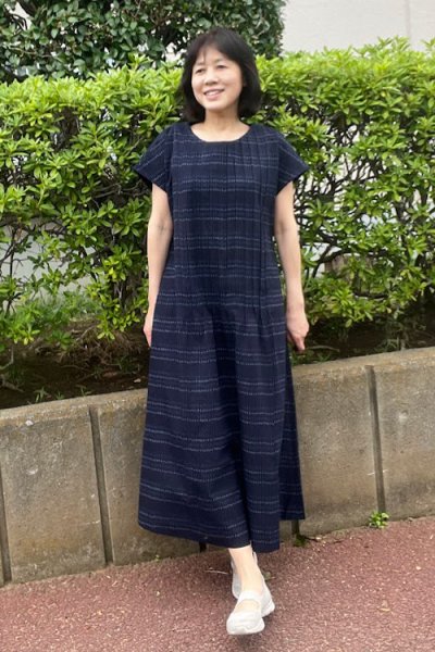 画像1: タックワンピース(横小矢羽根ブルー入り) (1)