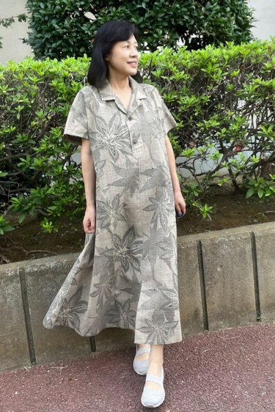 画像1: ビッグワンピースフレンチ袖・楓柄・竺仙 (1)