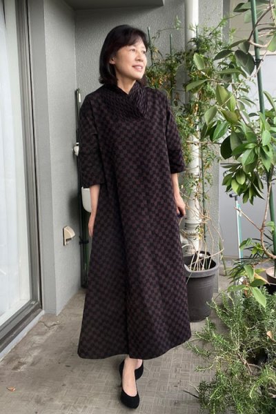 画像1: 衿タックワンピース市松黒茶 (1)