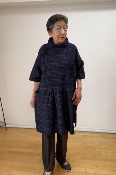 画像2: ピンタックブラウス(小矢羽根ブルー入り) (2)