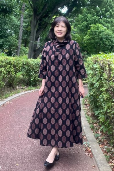 画像2: 立ち衿ワンピース亀甲茶 (2)