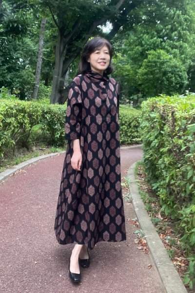 画像1: 立ち衿ワンピース亀甲茶 (1)