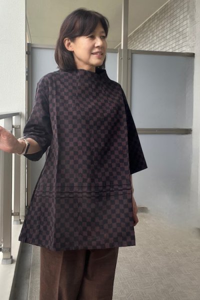 画像2: 横3本タックブラウス(市松黒茶) (2)