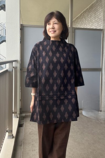画像1: 横3本タックブラウス(ダイヤ柄茶） (1)