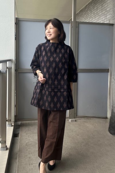 画像2: 横3本タックブラウス(ダイヤ柄茶） (2)