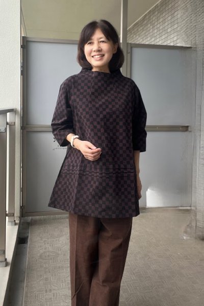 画像1: 横3本タックブラウス(市松黒茶) (1)
