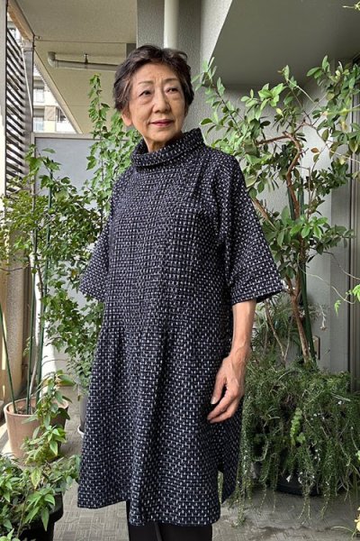 画像2: ピンタックブラウス（白樺文人黒） (2)