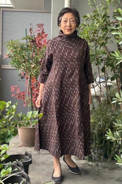 画像1: 立ち襟ワンピース（茶矢羽根くるみ色） (1)