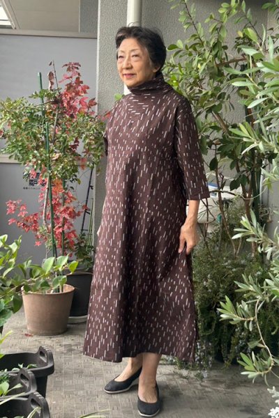 画像2: 立ち襟ワンピース（茶矢羽根くるみ色） (2)