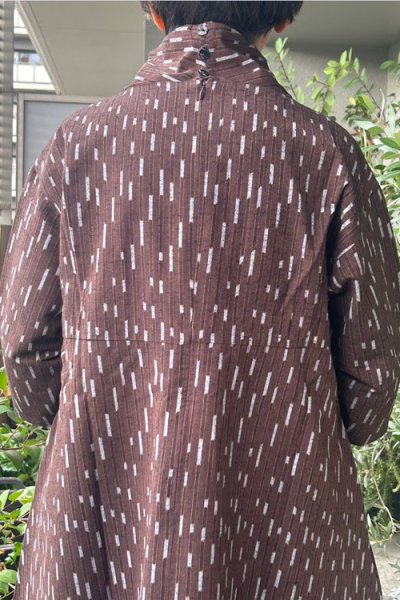 画像4: 立ち襟ワンピース（茶矢羽根くるみ色） (4)