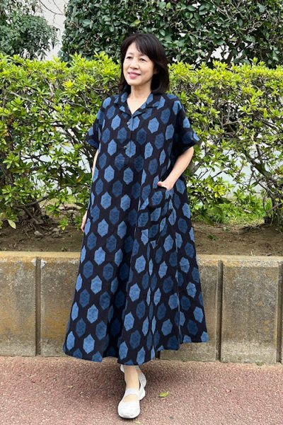 画像1: ビッグワンピースフレンチ（亀甲青） (1)