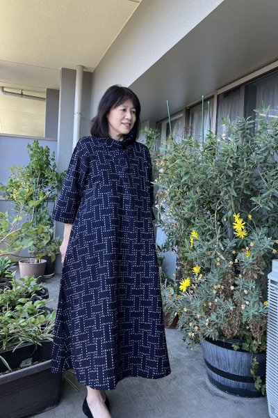 画像1: 立ち襟ワンピース（石畳） (1)