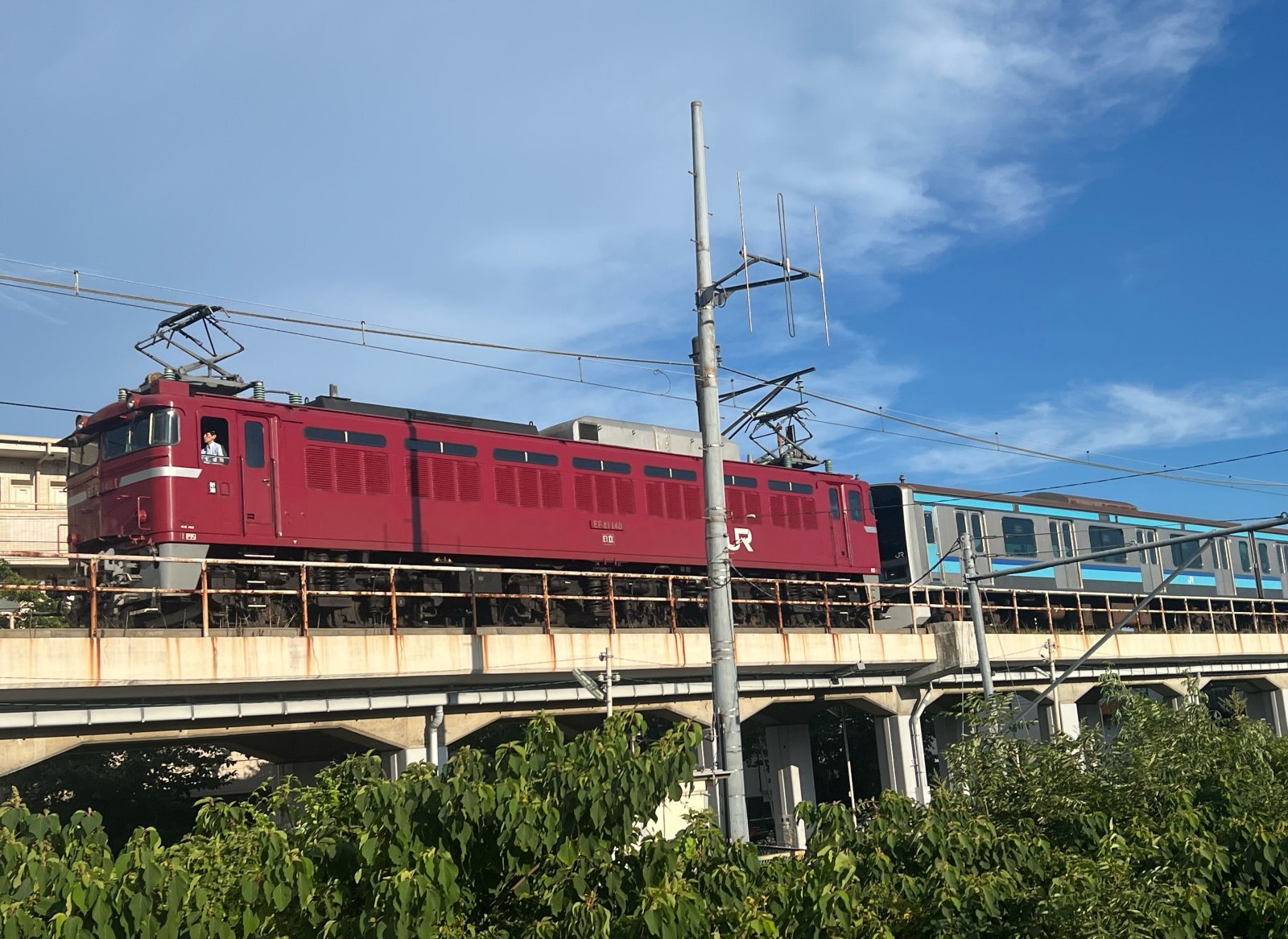 赤い貨物列車